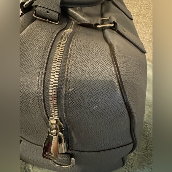 LOUIS VUITTON Neo Kendall Taiga Leather Travel Bag with LV keychain - Picture 6 of 15